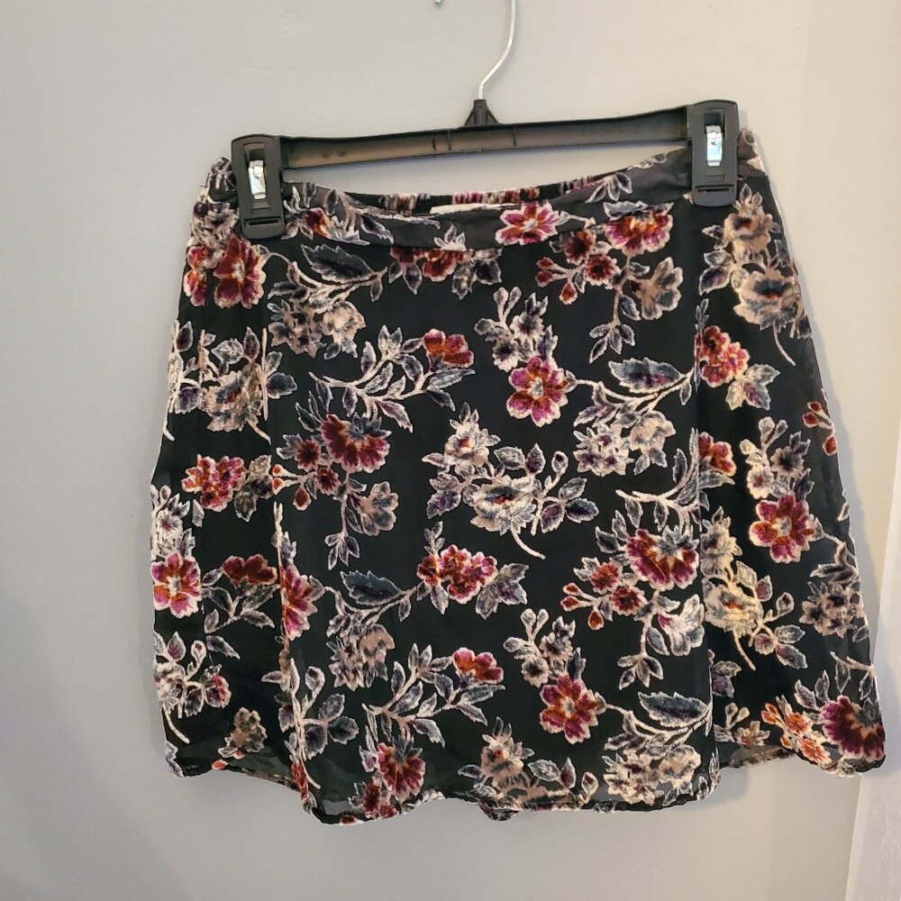 American Eagle Floral Velvet Mini Skirt (size small)